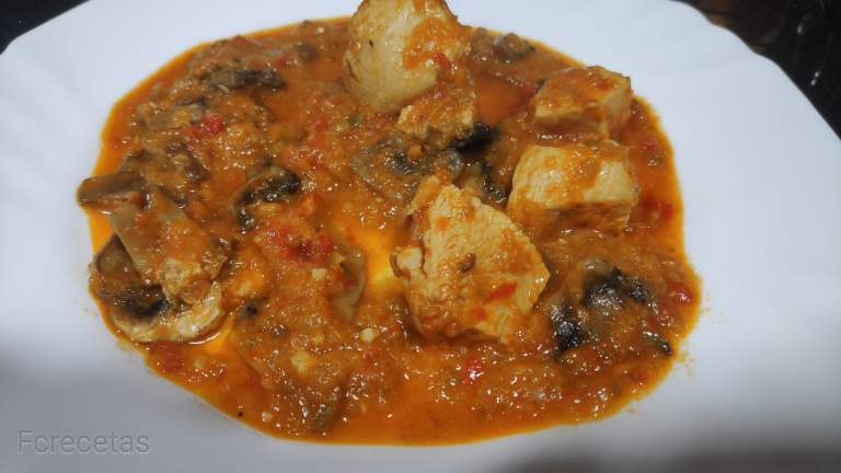 pollo con champiñones y salsa al chilindrón