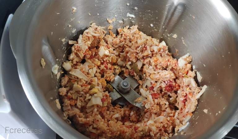 en la jarra ya picado el atún con aceitunas, pimiento morrón