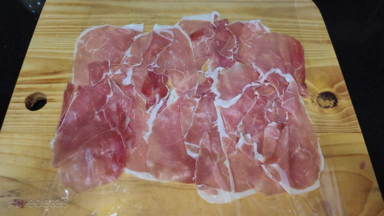 capa de pernil salat sobre el film transparent