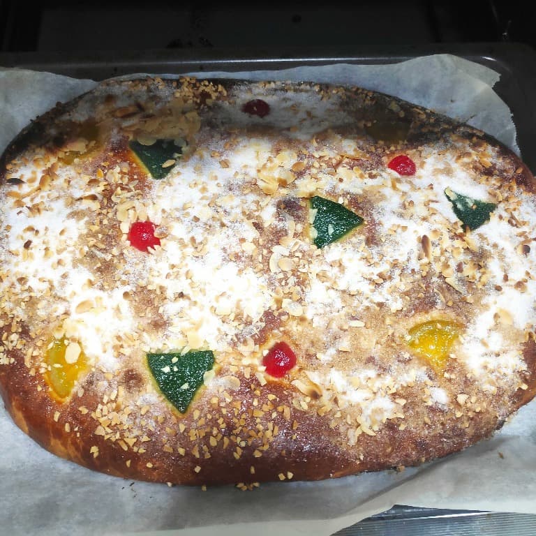 coca de San Juan con almendras