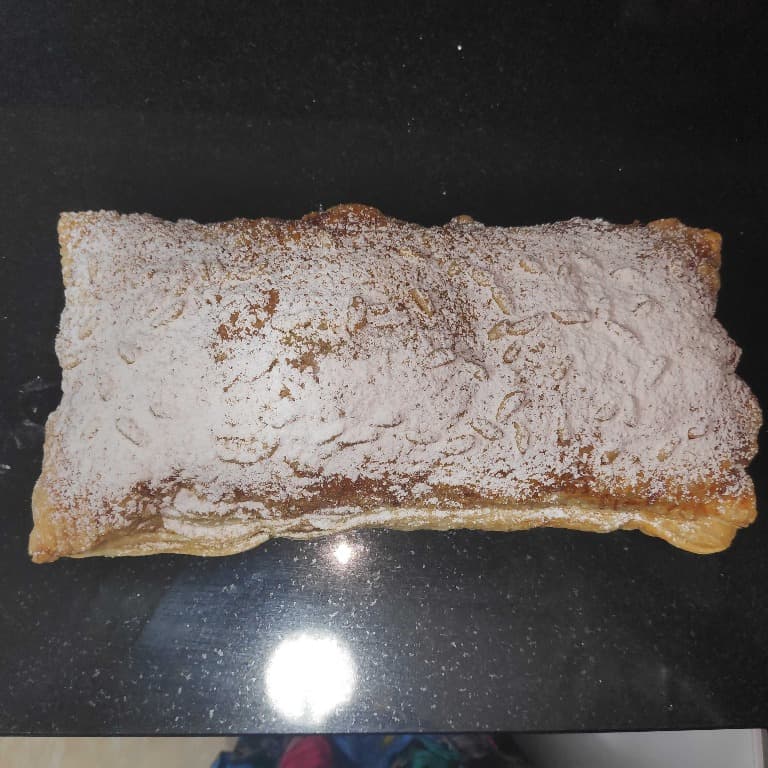 coca de hojaldre con chocolate