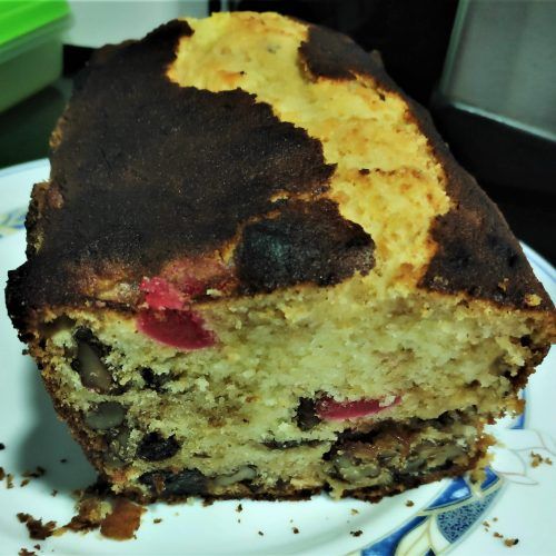 plum cake con frutas cortado