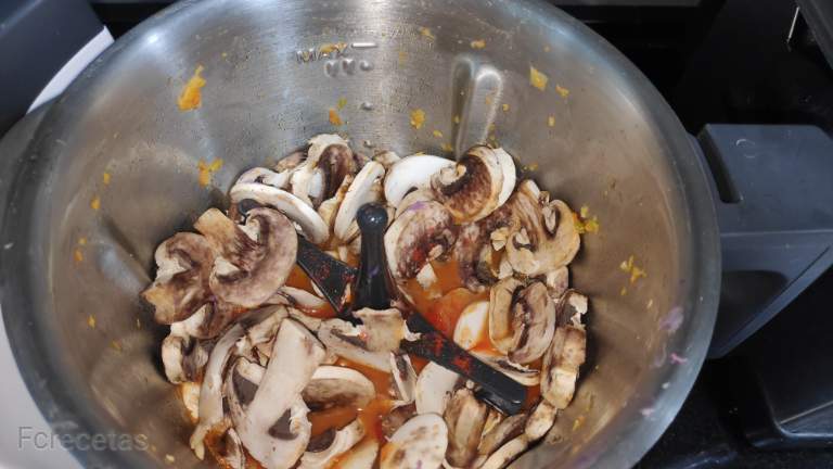 robot monsieur cuisine con la mariposa puesta y añadidos champiñones a la jarra