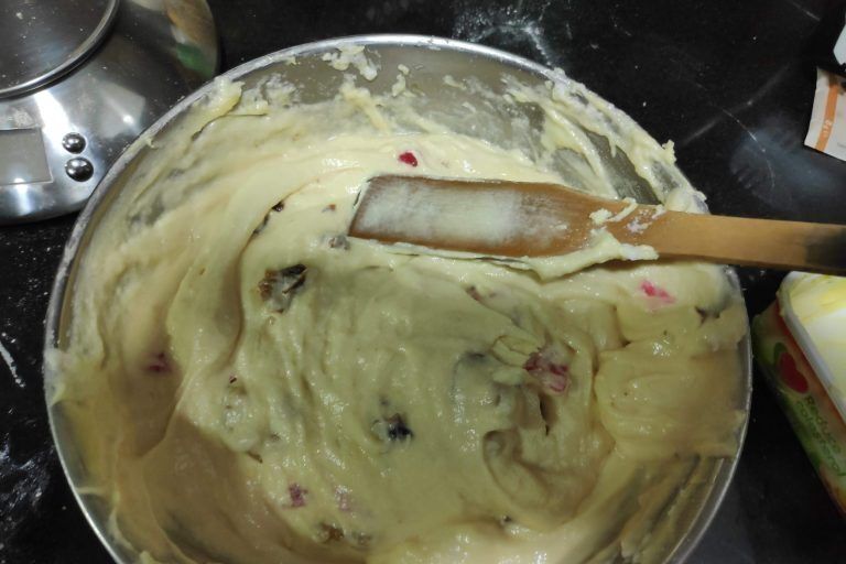 masa cruda para el plum cake en en bol