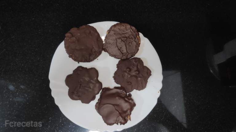 Galetes de civada integral banyades en xocolata