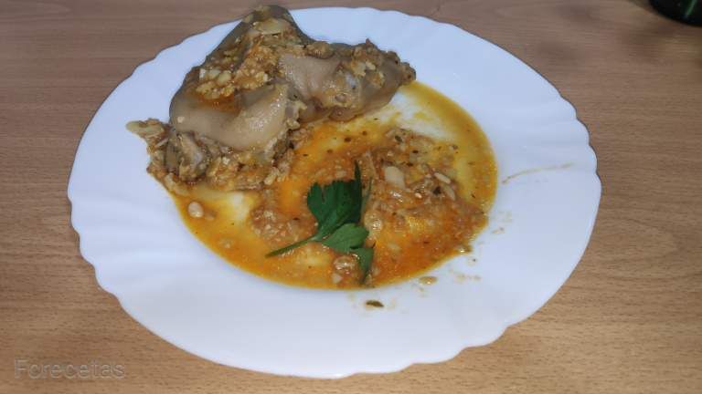 plat de peus de porc guisats amb salsa