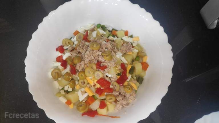 ingredientes de la ensaladilla rusa en un bol