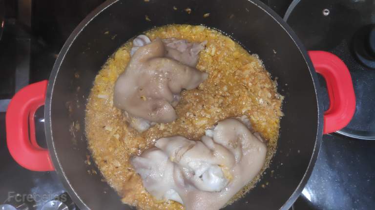 peus de porc afegits a la cassola