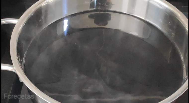 cazuela con agua negra con tinta de calamar