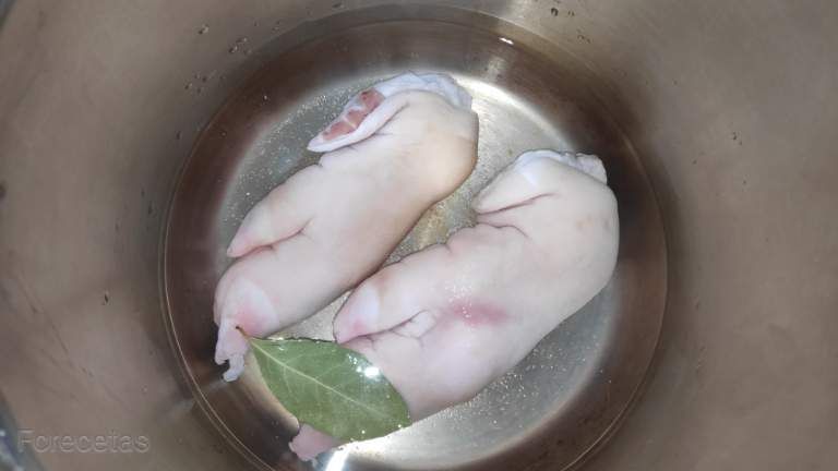 peus de porc crus amb llorer