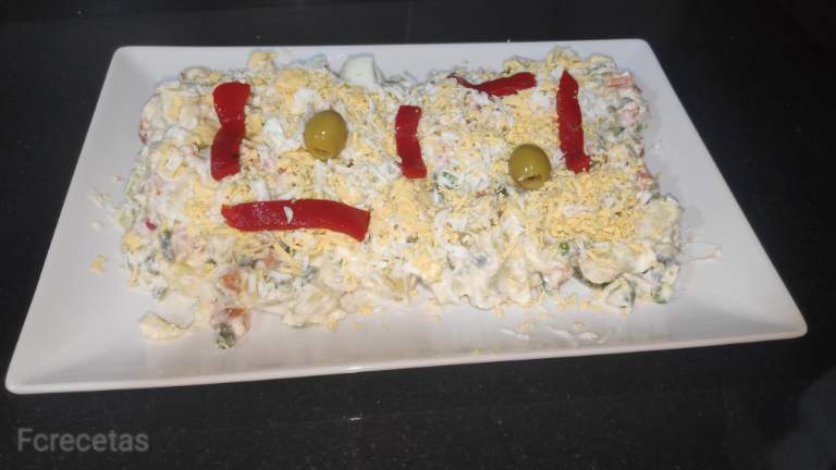 ensaladilla rusa en una fuente
