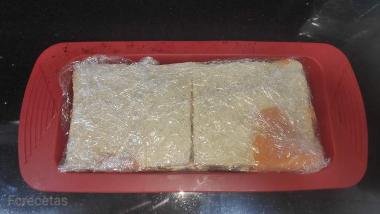 embolicat i tancat el pastís de salmó fumat amb el film transparent