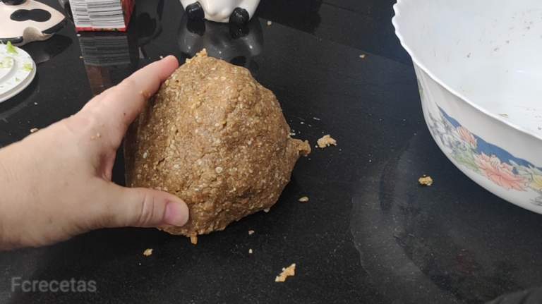formant una bola amb la mà de la massa de les galetes de civada