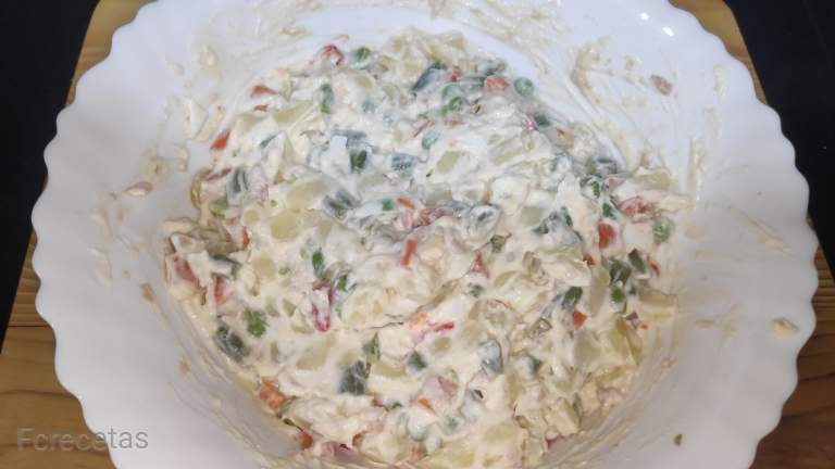añadida la mayonesa a la ensaladilla