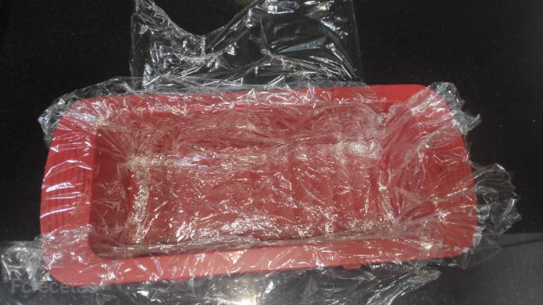 motlle amb film transparent pert montar el pastís de salmó fumat
