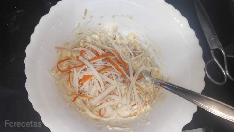 surimi trossejat allargat en un plat