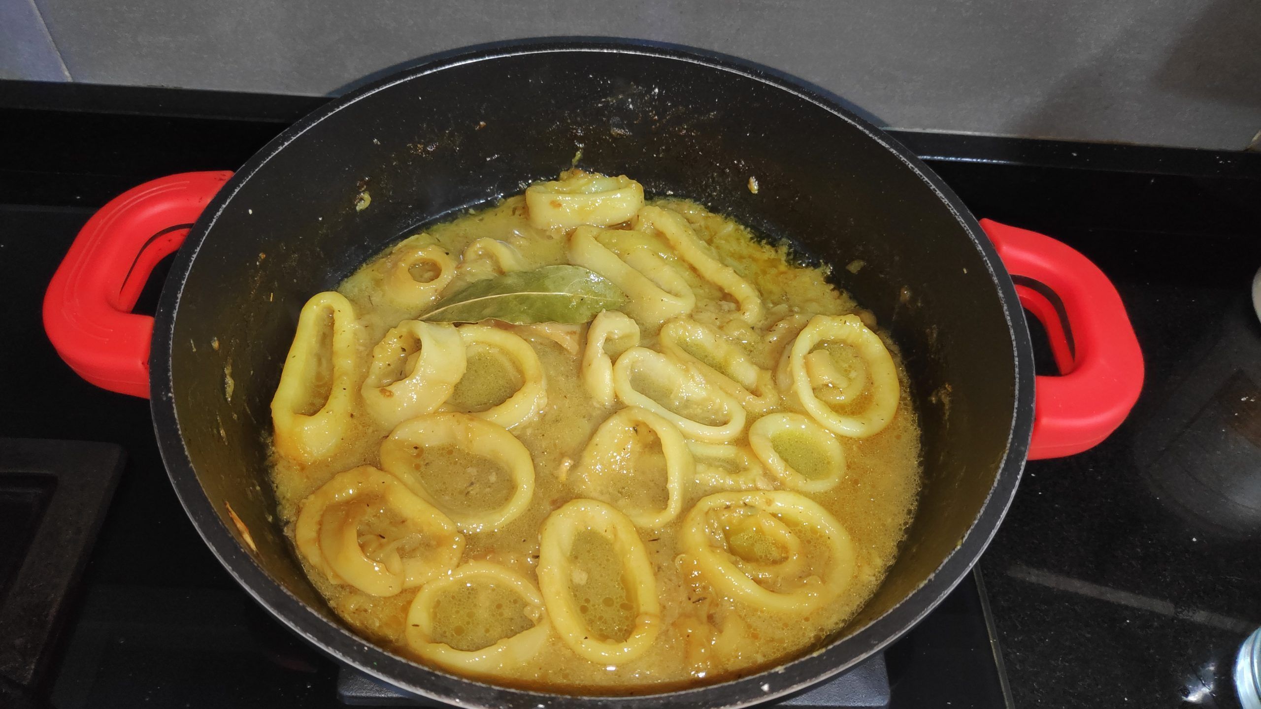 calamares con caldo y vino paso de la preparación de la receta
