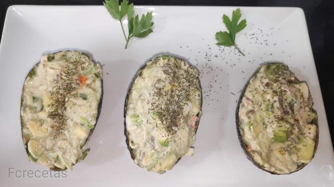 tres mitades de aguacates rellenos