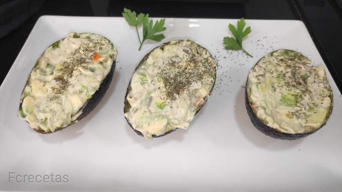 tres aguacates rellenos