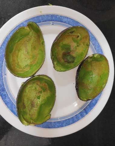 un plato con cuatro mitades de aguacate vacios
