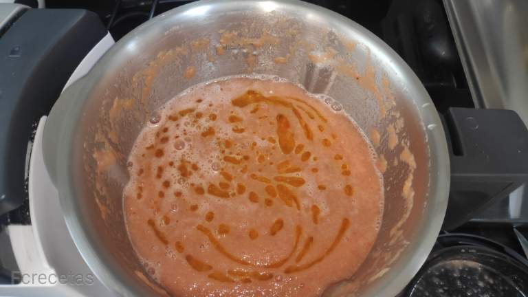 jarra añadido el agua, aceite yl vinagre con las verduras para el gazpacho