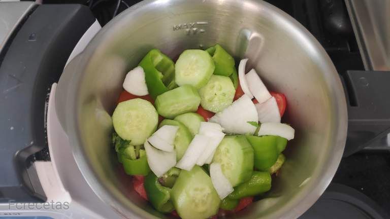 verduras en la jarra de la picadora