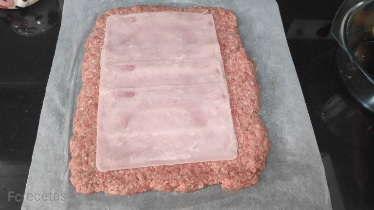 capa de jamón dulce sobre la carne picada