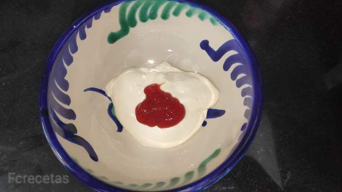 en un bol mayonesa y ketchup
