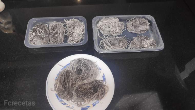 espaguettis casero pasta fresca en bandejas