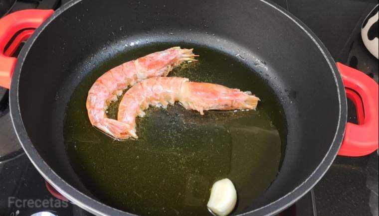 gambas friéndose con un ajo