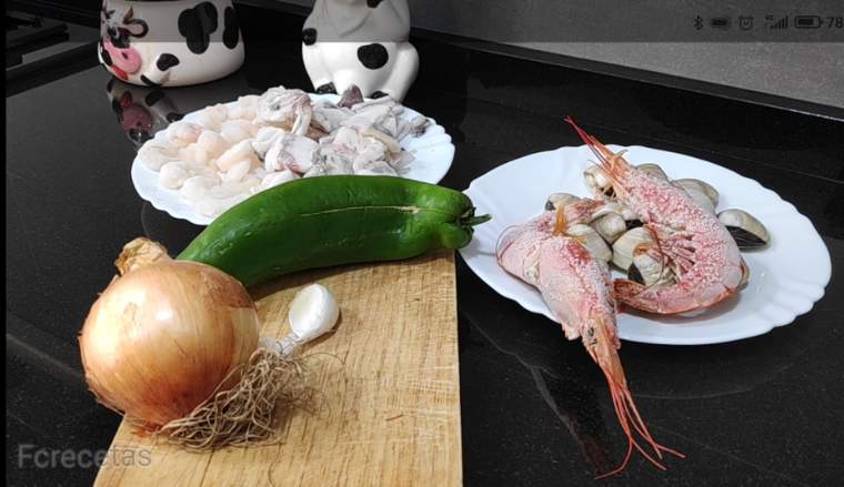 ingredientes de la receta, verduras, calamar, gambas