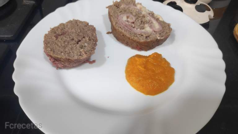 dos porciones de redondo de carne picada con salsa