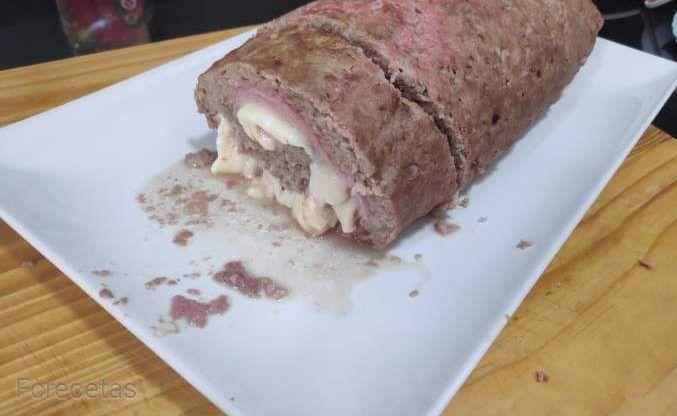 redondo de carne picada en una fuente