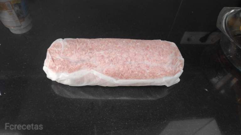 redondo de carne picada envuelto en papel de hornear