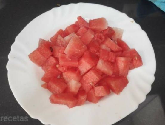 sandía troceada en el plato