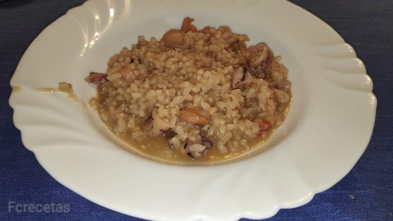 Un plato de Risotto de calamares
