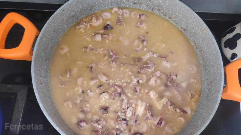 Caldo añadido al Risotto de calamares