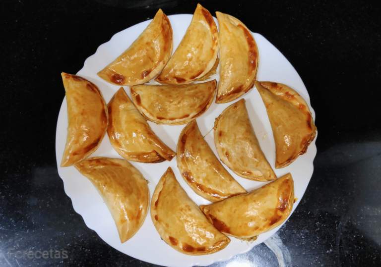 Un plato con empanadillas dulces