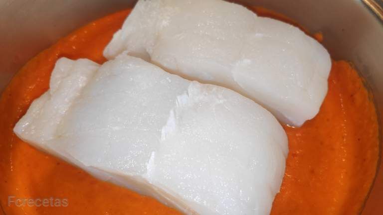 bacalao al fuego lento en salsa de piquillos