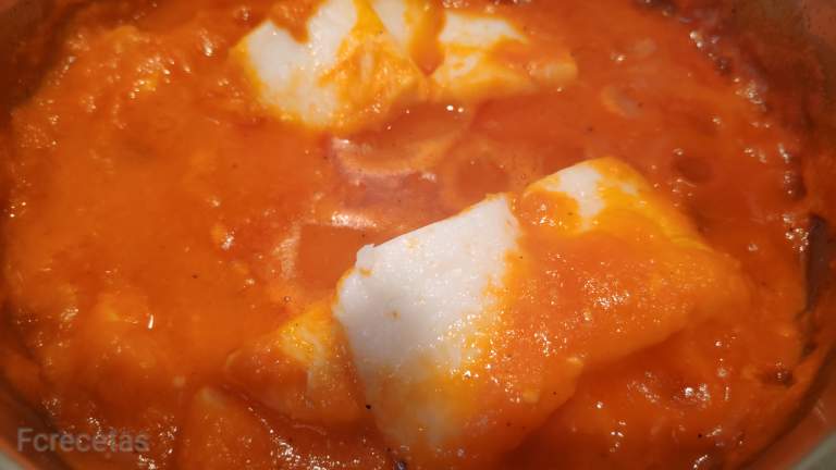 Bacallà amb salsa de pebrots del piquillo: recepta fàcil