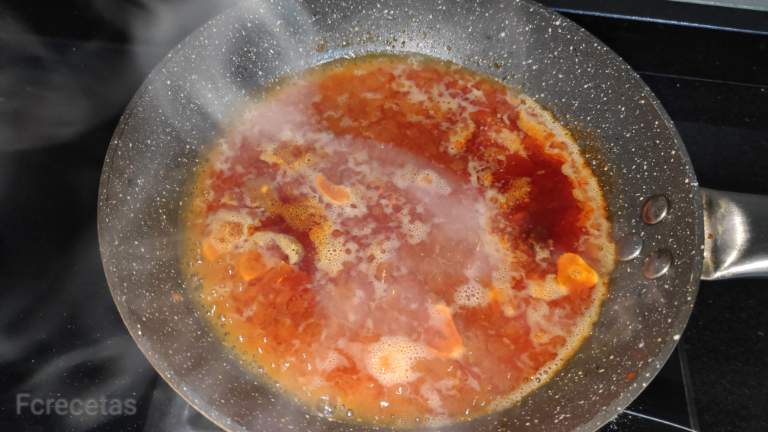 a la paella all i pebre vermell vermell preparant el bacallà a la llauna