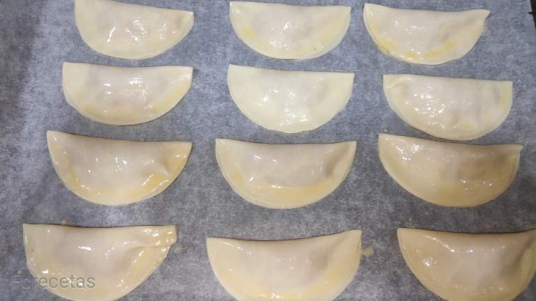 empanadillas dulces pintadas de huevo batido