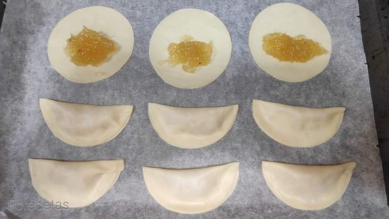 cabello de angel en las empanadillas dulces en el centroa de la oblea
