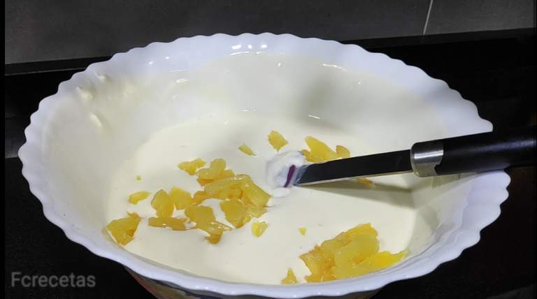 añadiendo fruta a la mezcla