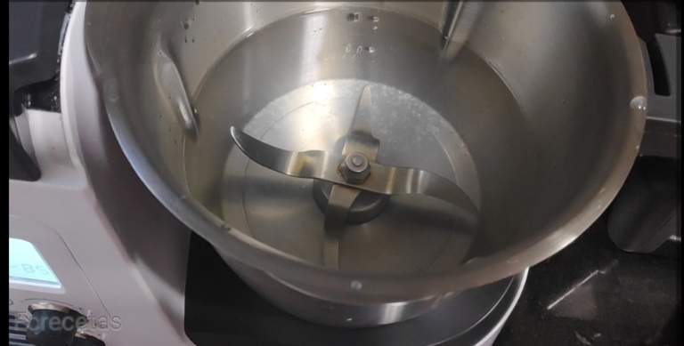 En la jarra del robot un litro de agua, un chorro de vino blanco y un poco de zumo de limón