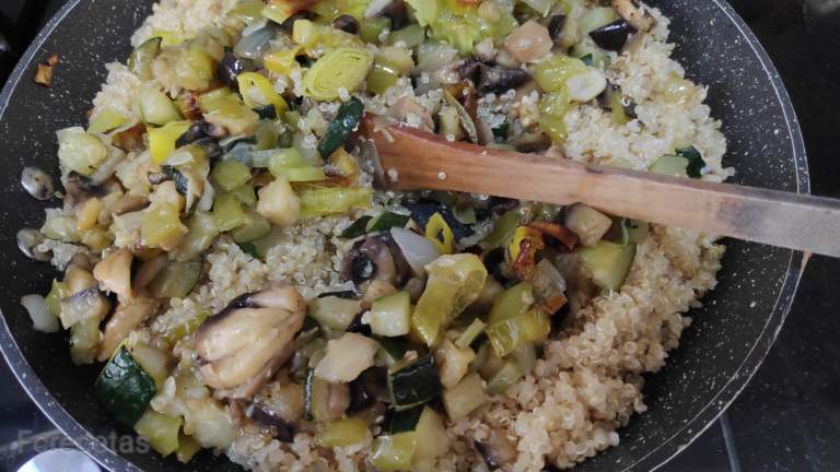 en la sartén quinoa añadida a la verduras