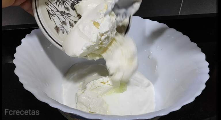 añadiendo el queso crema