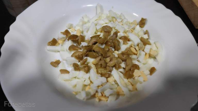 aceituna troceada añadida al relleno