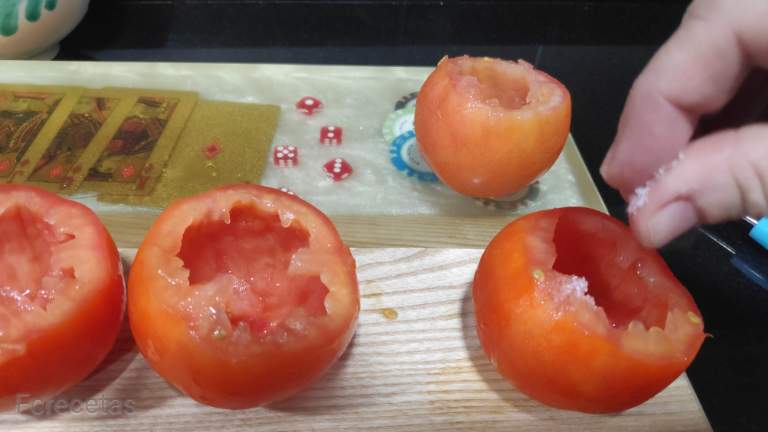 salando los tomates