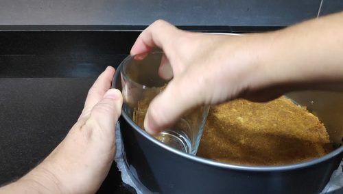 aplanando base de la tarta.